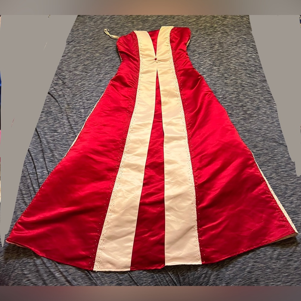 EVERYTHING MUST GO!!! MAKE AN OFFER!!! 
Milano Red and White Gown.